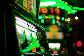 Bàn chơi Live Casino Baccarat với dealer thật tại natural8 trên màn hình điện thoại